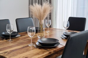 Apartamento, 1 habitación, balcón | Servicio de comidas en la habitación