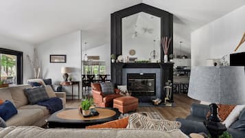 TV connectée, baby-foot, livres