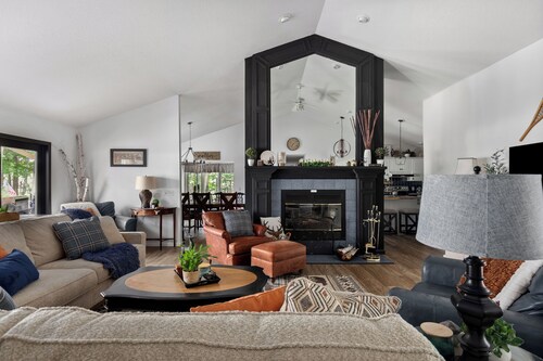 Spacious Multi-Family Retreat with On Site Hot Tub, Sauna & Game Room