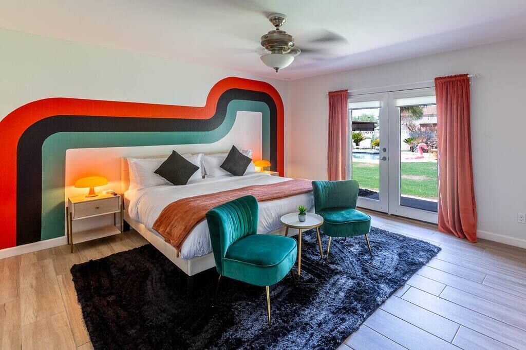 4 habitaciones, escritorio y tabla de planchar con plancha 