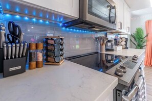 雪櫃、微波爐、焗爐、爐具