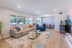 电视、电子游戏、书、办公室