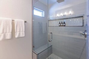 Banheira, secador de cabelo, toalhas de banho 