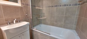Haartrockner, Handtücher, Seife, Toilettenpapier