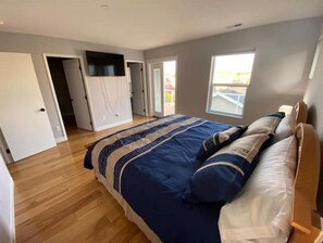 2 bedrooms, desk, WiFi