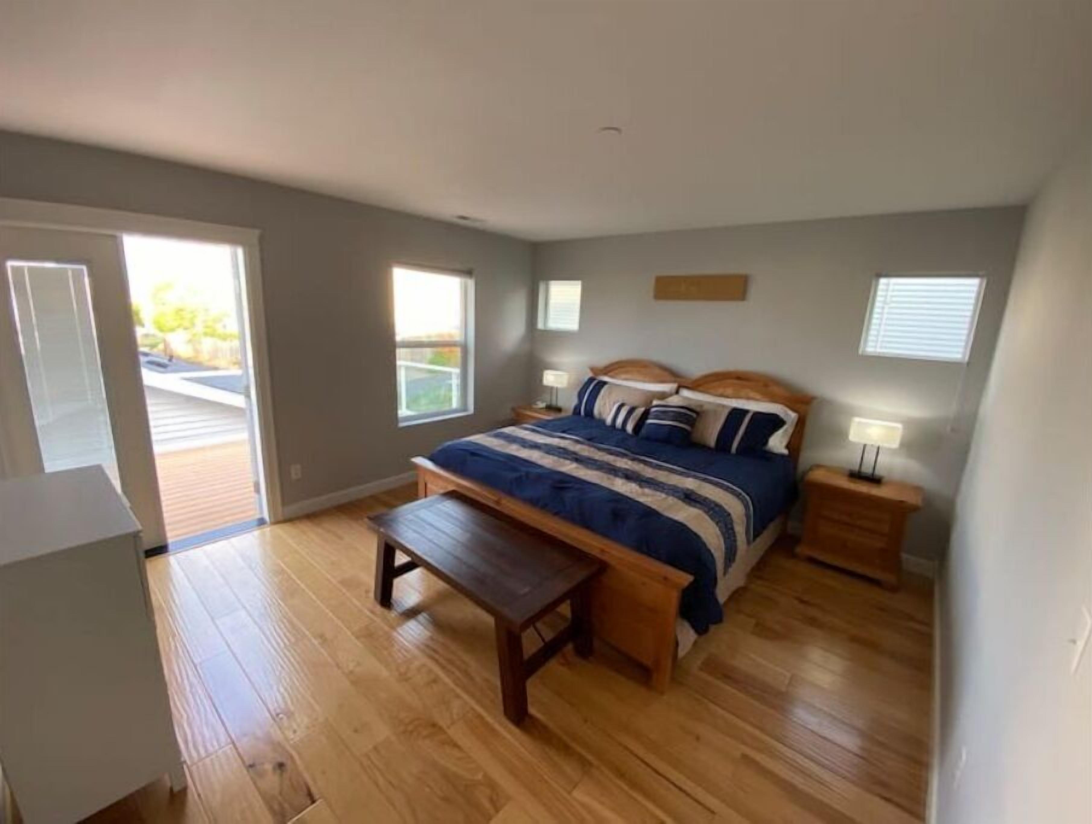 2 bedrooms, desk, WiFi