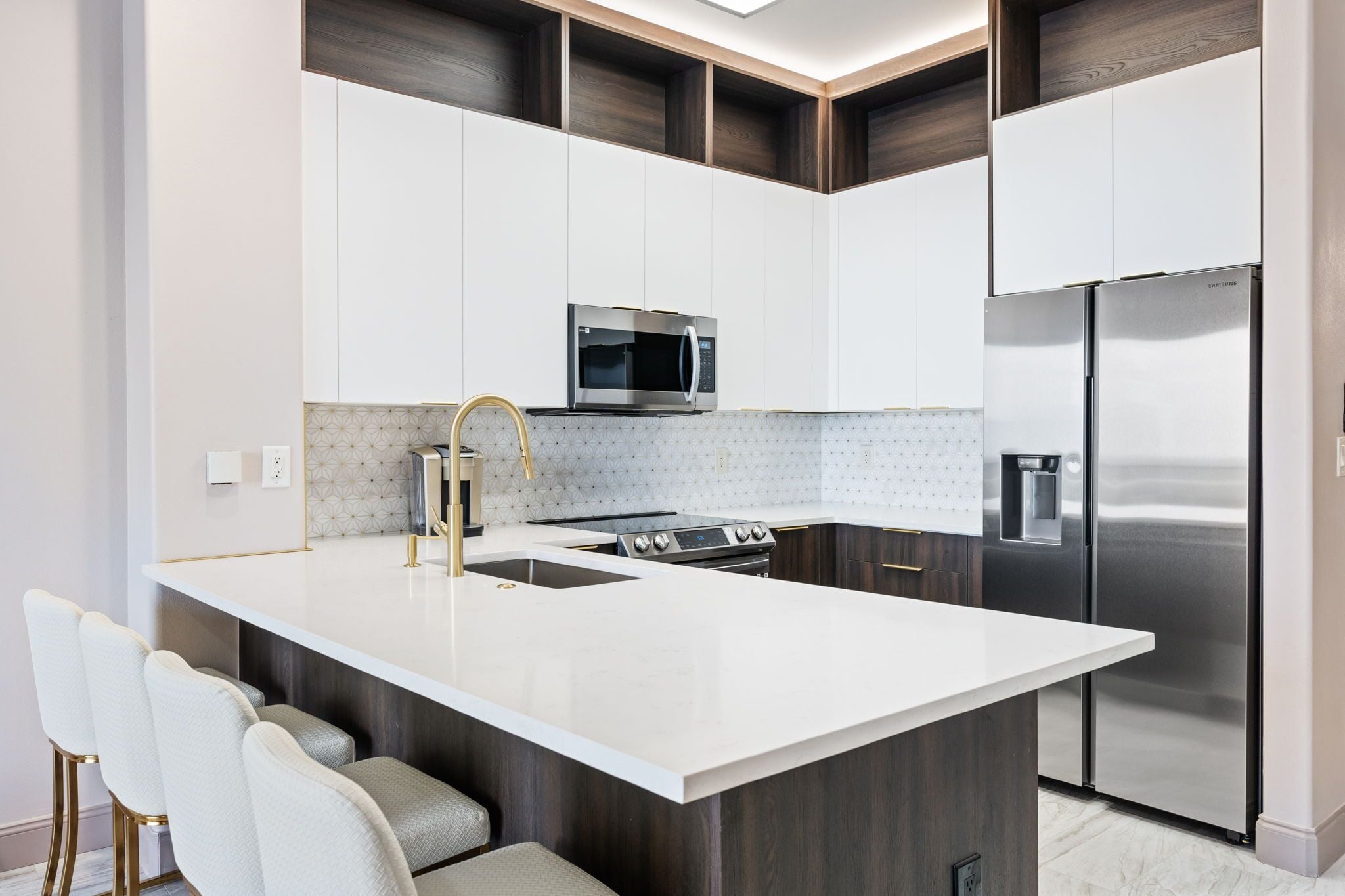 Microondas, horno, placa de cocina y lavavajillas