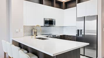 Microondas, horno, placa de cocina y lavavajillas