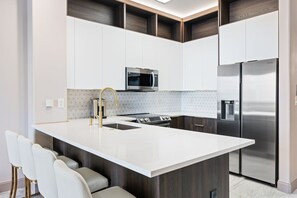 Four à micro-ondes, un four, surface de cuisson, lave-vaisselle