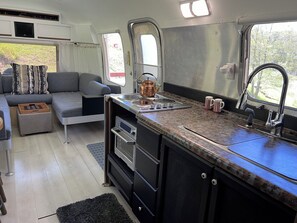 Refrigerador, microondas, parrilla de estufa y cafetera y tetera 