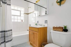 Badewanne, Haartrockner, Handtücher, Shampoo