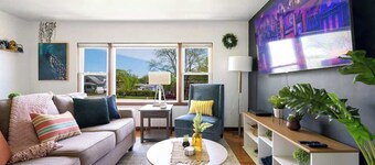 Curated for Cozy Stays -2 Parking Spaces, Sleeps 4