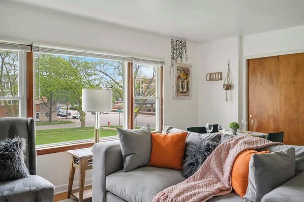 TV, offices - Cozy Getaway - 2 Parking Spaces, Sleeps 4! (Westmont)