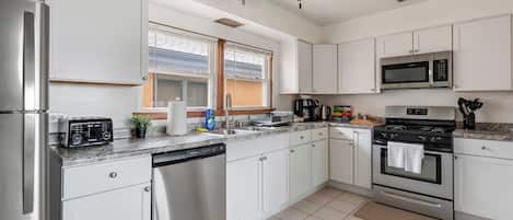 Réfrigérateur, four à micro-ondes, un four, surface de cuisson