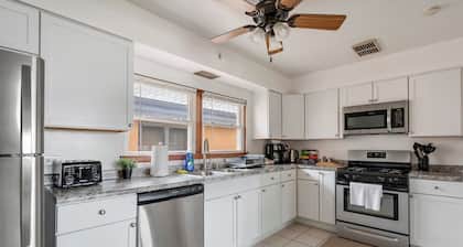 Cozy Getaway - 2 Parking Spaces, Sleeps 4!