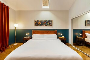 3 bedrooms, desk, iron/ironing board, WiFi - 2-Car Parking, PingPong, Arcade, 3 Floors! (Chicago)