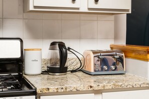 Fridge, microwave, oven, stovetop - 2-Car Parking, PingPong, Arcade, 3 Floors! (Chicago)