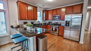 Coffee/tea maker, fridge, microwave, oven