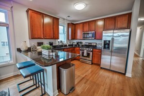 Frigorífico, microondas, horno y placa de cocina