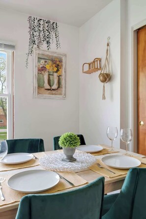 Dining - Executive Retreat - 2 Parking Spaces, Sleeps 4! (Westmont)