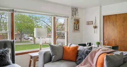 Executive Retreat - 2 Parking Spaces, Sleeps 4!