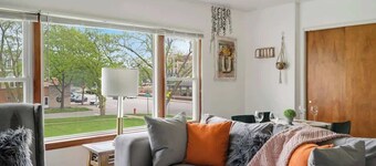Executive Retreat - 2 Parking Spaces, Sleeps 4!
