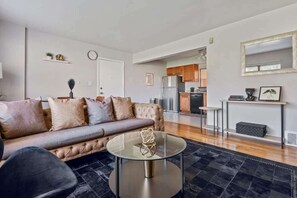 Una televisión, una oficina