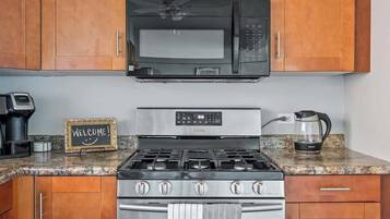 Refrigerador, microondas, horno y parrilla de estufa