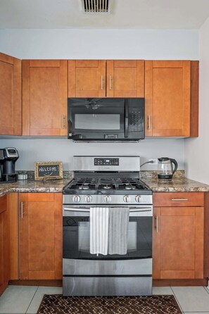 Frigorífico, microondas, horno y placa de cocina