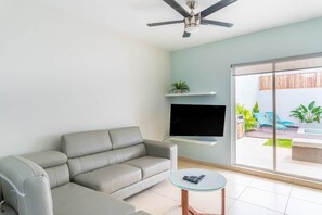 Smart TV - Mayan House with Private Pool, Jacuzzi, and BBQ Grill (Playa del Carmen)