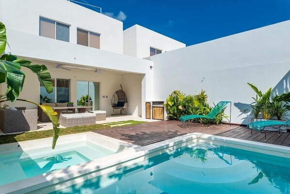 Outdoor pool, a heated pool