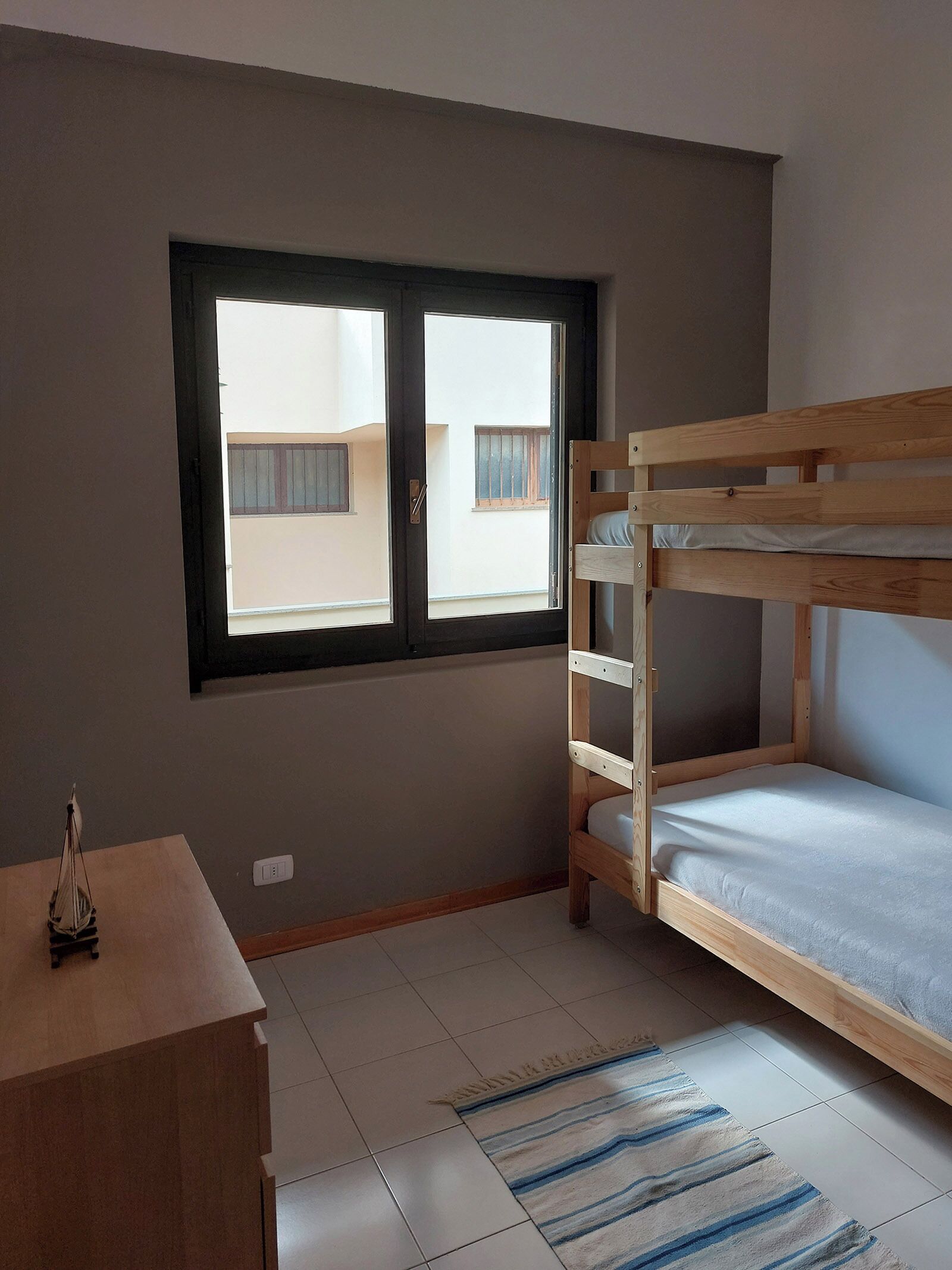 3 habitaciones, escritorio, tabla de planchar con plancha y wifi gratis 