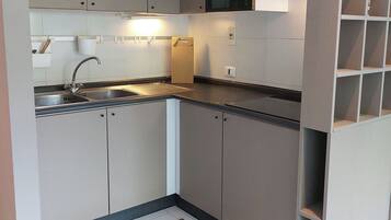 Køleskab, kogeplade, kaffe-/temaskine, elkedel