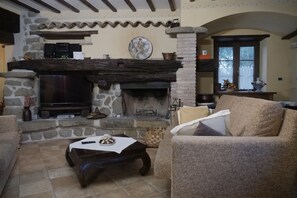 TV, fireplace - Stone villa with private pool and park, located in the Umbrian countryside (Umbria)