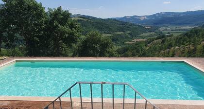 Stone villa with private pool and park, located in the Umbrian countryside