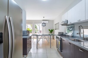 Fridge, microwave, oven, stovetop - Mayan House with Private Pool, Jacuzzi, and Barbecue Grill (Playa del Carmen)