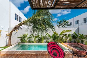 Een buitenzwembad, een verwarmd zwembad