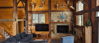 Hocking Hills Lodge w/hottub,10acre lake, with Basketball & Pickleball court 