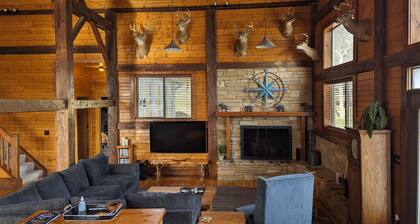 Hocking Hills Lodge w/hottub,10acre lake, with Basketball & Pickleball court