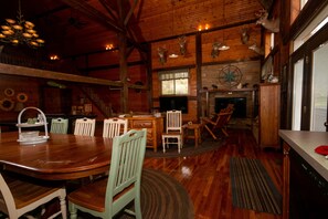 Dining - Hocking Hills Lodge w/hottub,10acre lake, with Basketball & Pickleball court (New Plymouth)