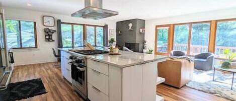 Een koelkast, een microgolfoven, een oven, een kookplaat