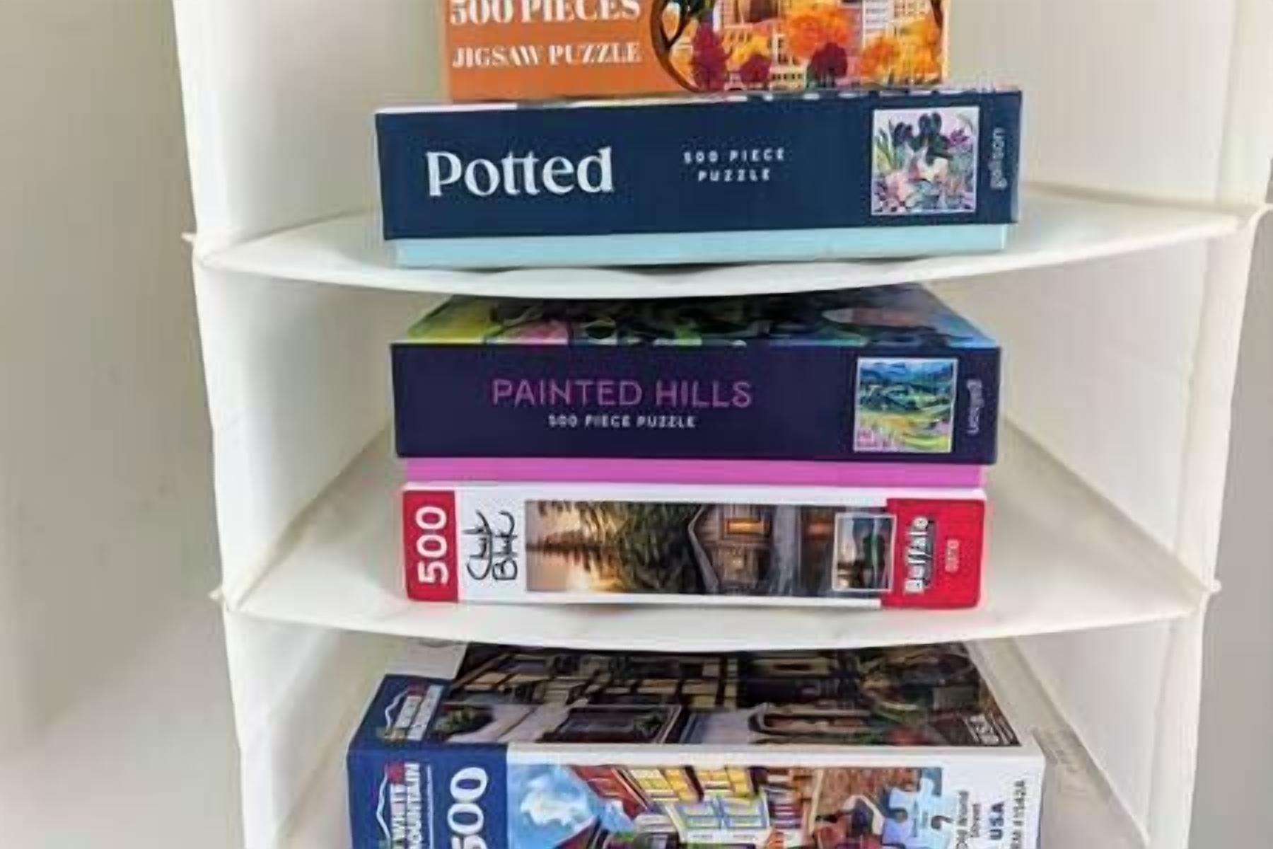 Ein Bücherregal mit drei Puzzlespielen.
