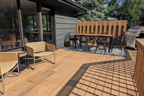 Outdoor dining - Riverfront Retreat - King Beds, Fireplace & Soaking Tub (Fridley)