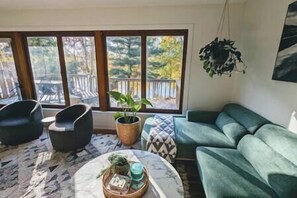 Fernseher, Kamin, Tischfußball