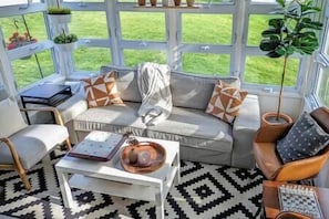 TV, fireplace - Casa Blanca: Family Friendly, Outdoor Spa (Minneapolis)