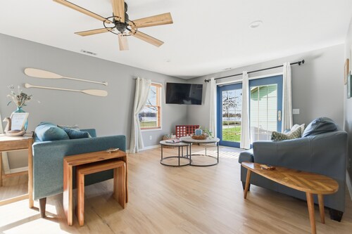 Cozy Lakeside Cottage for Families and Fun Seekers. Game room - Large Soaker Tub