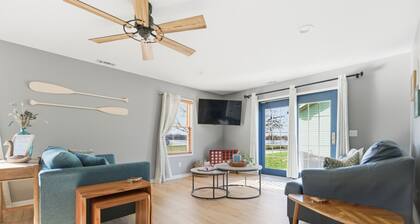 Cozy Lakeside Cottage for Families and Fun Seekers. Game room - Large Soaker Tub