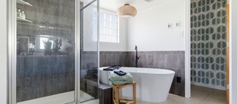 Cozy Lakeside Cottage for Families and Fun Seekers. Game room - Large Soaker Tub