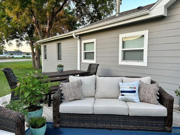 Outdoor dining - Cozy Lakeside Cottage for Families and Fun Seekers. Game room - Large Soaker Tub (Council Bluffs)