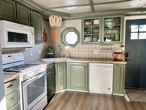 Frigorífico, microondas, horno y placa de cocina
